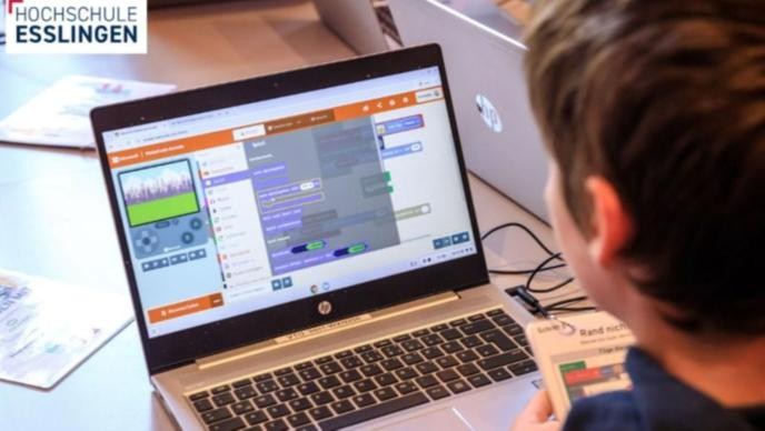 Kind programmiert an einem Laptop