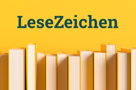 Reihe von Büchern, die mit der Schnittseite zum Sehenden stehen. Gelber Hintergrund, Schriftzug "LeseZeichen".