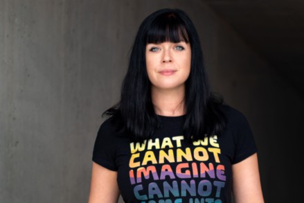 Mareike Fallwickl (c)Gyöngyi Tasi Mareike F. blickt herausfordernd in die Kamera