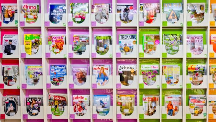 Zeitschriftenregal Buntes Zeitschriftenregal