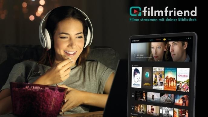 Im linken Bildbereich: Frau mit Kopfhörern und Popcorn sitzt vor Laptop und schaut einen Film. Im rechten Bildbereich Filmfriend Logo und Tablet mit App-Ansicht von Filmfriend