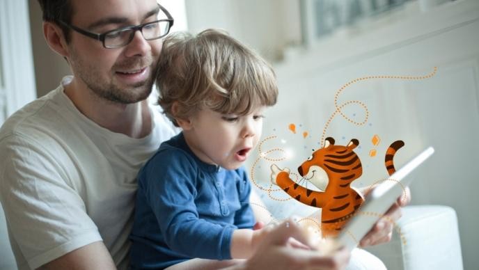 Vater mit Kind schaut auf Tablet mit Tigerbooks-Tiger