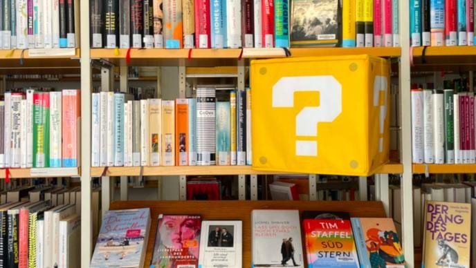 FAQ Fragezeichen-Kiste in Bücherregal