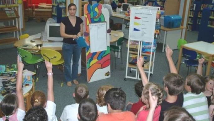 Schüler bei einer Führung durch die Bücherei