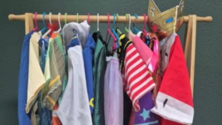 Kostüme fpr kids Viele bunte Kostüme hängen an einem Kleiderständer