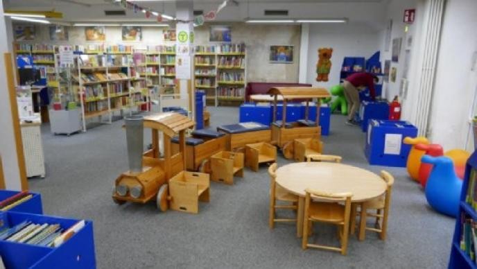 Bild in die Kinderbücherei mit Holzzug 