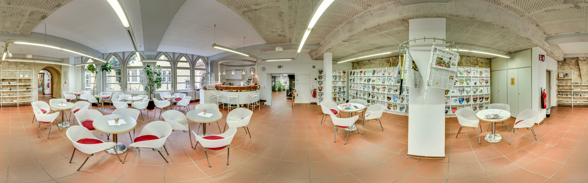 Rundbild Büchereicafé mit Sitzgelegenheiten, Zeitschriften und Zeitungen