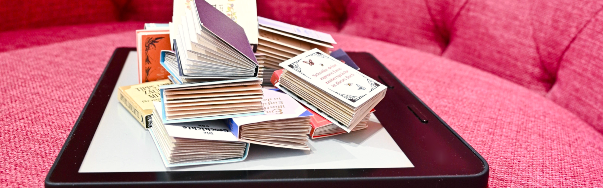 Minibücher liegen auf einem eBook-Reader