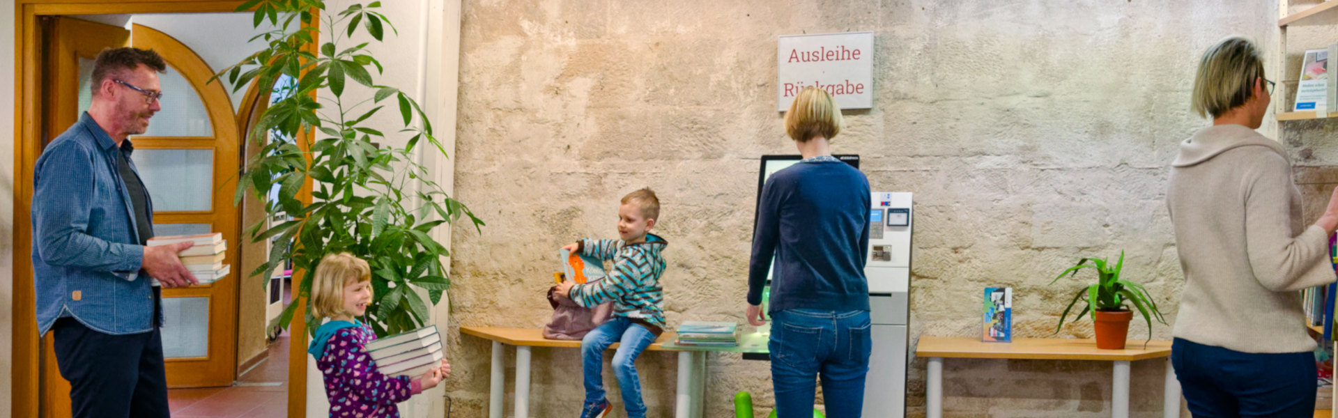 Rundbild Bücherei Regale und Tisch