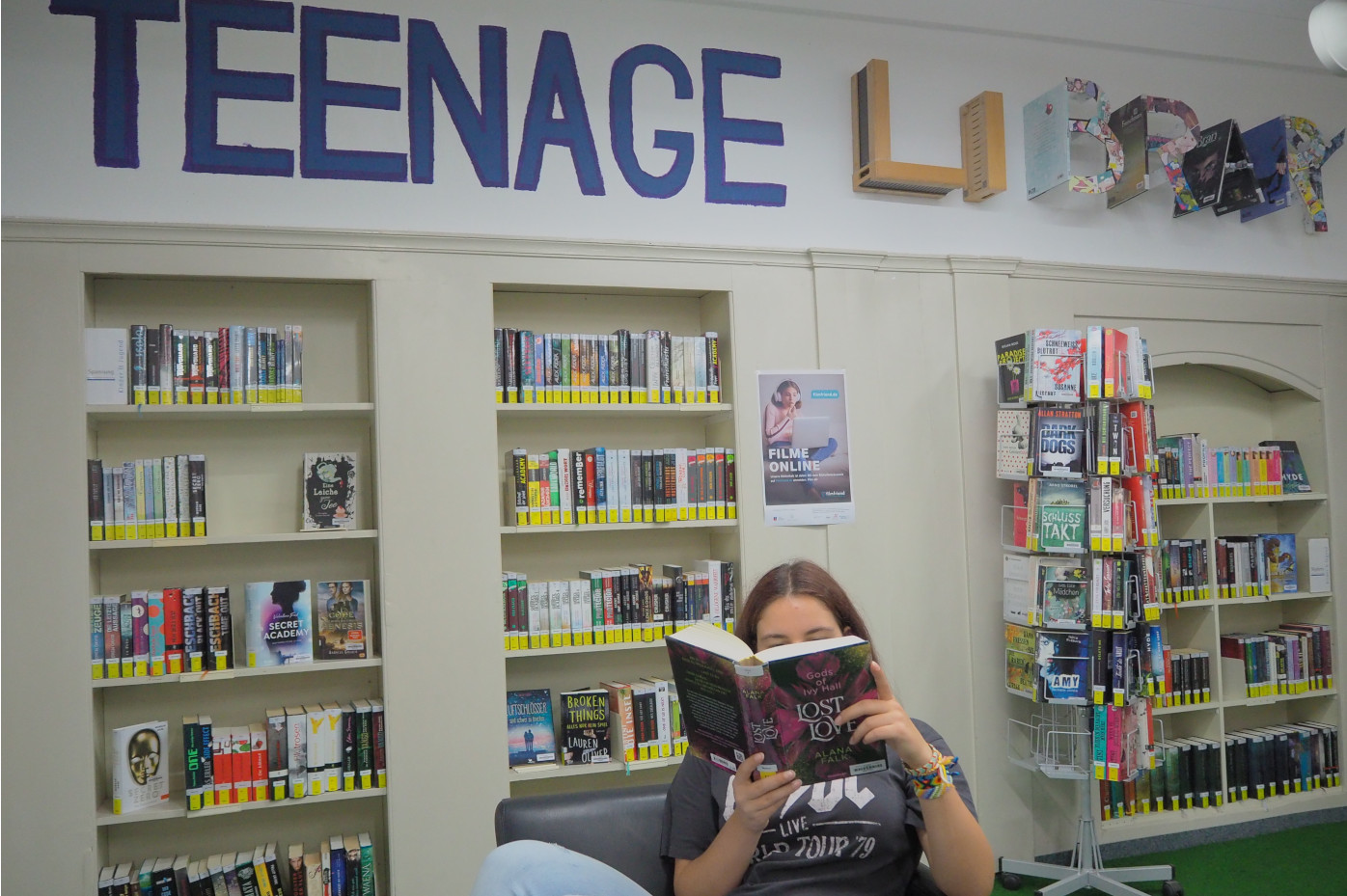 Lesendes Mädchen in der Jugendbücherei