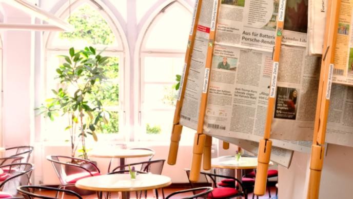 Zeitungen im Büchereicafé