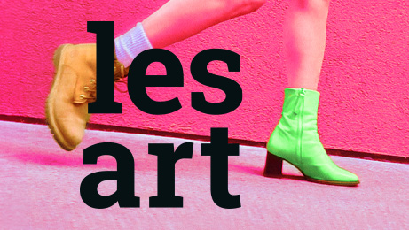 Schriftzug lesart, pinkfarbener Hintergrund, Schuhe einer laufenden Person.