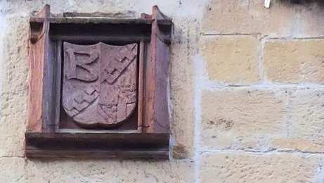 Ein Wappen ziert eine alte Mauer