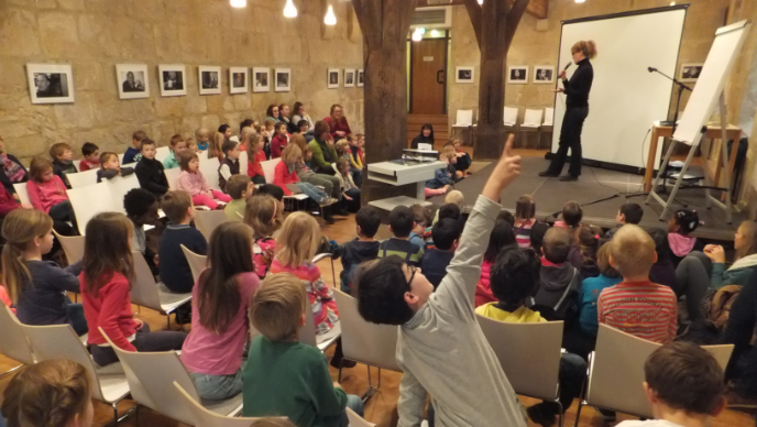 Schulklasse und Autorin im Kutschersaal